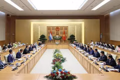 Premier vietnamita conversa con su homólogo luxemburgués
