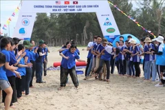 Estudiantes vietnamitas intercambian con amigos de Estados Unidos y Laos