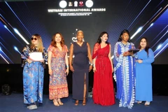 Entregan premios a vietnamitas con contribuciones a la comunidad en el Reino Unido
