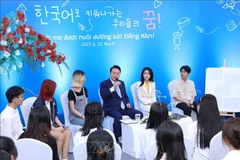 Presidente surcoreano conversa con estudiantes de la Universidad Nacional de Vietnam