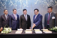 Premier vietnamita presenta libros de secretario general del PCV a su homólogo camboyano