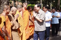Presidente del Legislativo felicita a monjes de Soc Trang por Festival Sene Dolta