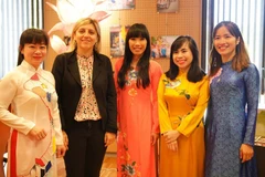 Presentan en Francia belleza del Ao Dai vietnamita