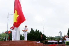 Ceremonia de izamiento de bandera en isla Co To con motivo de visita del Tío Ho