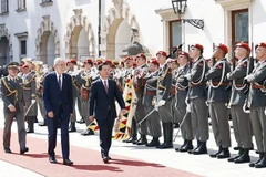 Efectúan ceremonia oficial de bienvenida al presidente vietnamita en Austria