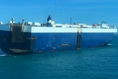 Refuerzan rescate de barco extranjero incendiado en aguas de Vietnam 