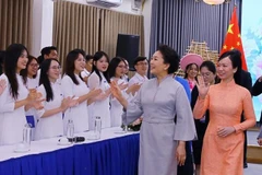 Cónyuges de presidentes vietnamita y chino visitan Universidad Nacional de Hanoi