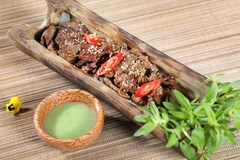 Ternera a la parrilla en tubo de bambú