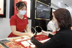 Precios del oro podrían seguir aumentando en el corto plazo, según expertos