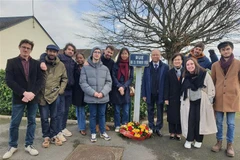 Honran a Raymonde Dien por apoyo a paz en Vietnam y mundo