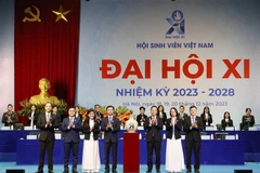 Presidente de Vietnam pide a estudiantes aportar con responsabilidad a su país
