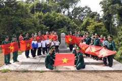 Entregan 10 mil banderas nacionales a provincia de Dak Nong