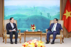 Primer ministro de Vietnam recibe al director financiero de Samsung