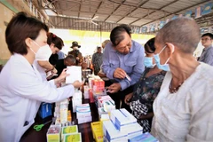 Médicos vietnamitas ofrecen chequeos médicos gratuitos para personas necesitadas en Camboya