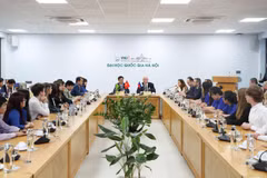 Viceprimer ministro ruso visita Universidad Nacional de Hanoi 