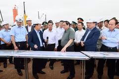Premier vietnamita inspecciona proyectos claves en Hai Phong