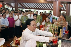 Dirigente vietnamita ofrece incienso en homenaje al Presidente Ho Chi Minh