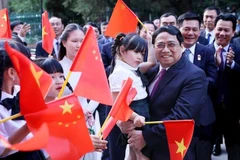 Premier vietnamita se reúne con residentes connacionales en China