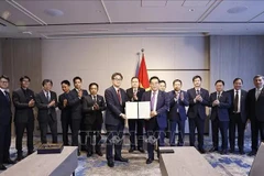 El presidente de la Asamblea Nacional, Tran Thanh Man, presencia el intercambio de un memorando de entendimiento para la cooperación en formación educativa entre la Universidad de Hiroshima (HU) y el grupo Sovico. (Foto: VNA)