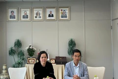 La cónsul general de Vietnam en la prefectura japonesa de Fukuoka, Vu Chi Mai, dialogó con el director adjunto del Centro Nacional de Innovación (NIC), Vu Tien Thinh (Fuente:VNA)
