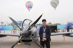 Nguyen Hoai Nam, uno de los tres fundadores de la idea del TP-150, se toma una foto con el avión (Foto: sggp.org.vn)