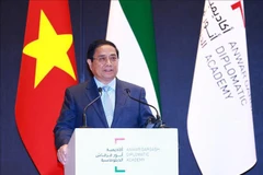 El primer ministro de Vietnam, Pham Minh Chinh, pronuncia un discurso en la Academia Diplomática Anwar Gargash. (Foto: VNA)