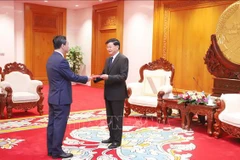 El embajador vietnamita en Vientiane, Nguyen Minh Tam, presenta sus cartas credenciales al secretario general del Partido Popular Revolucionario y presidente de Laos, Thongloun Sisoulith. (Foto: VNA)