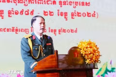 El agregado militar de Vietnam en Camboya, coronel Tran Van Tam, interviene en la cita (Foto: VNA)