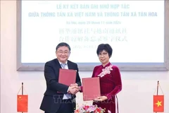 La directora general de la VNA, Vu Viet Trang, y el editor en jefe adjunto de Xinhua, Ren Weidong, firman un memorando de entendimiento sobre los planes de cooperación en 2025 (Foto: VNA)
