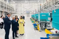 El secretario del Comité del Partido de Binh Duong, Nguyen Van Loi, visita la fábrica de Lego (Foto: VNA)