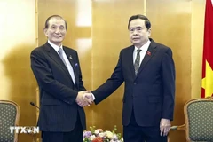 El presidente de la Asamblea Nacional de Vietnam, Tran Thanh Man (derecha), recibe al titular de la Junta Directiva del grupo Tokyu, Nomoto Hirofumi (Foto: VNA)