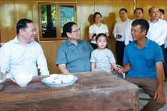 El primer ministro de Vietnam, Pham Minh Chinh, visita a una familia beneficiaria de políticas sociales (Foto: VNA)