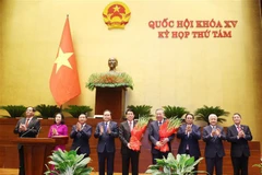 El primer ministro, Pham Minh Chinh; el presidente de la Asamblea Nacional, Tran Thanh Man; el titular del Frente de la Patria de Vietnam, Do Van Chien, y otros dirigentes entregan flores de felicitación al secretario general del Partido Comunista, To Lam, y al presidente del país, Luong Cuong. (Foto: VNA)
