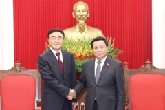 Nguyen Xuan Thang, miembro del Buró Político, presidente del Consejo Teórico Central y director de la Academia Nacional de Política Ho Chi Minh, recibe a Qu Qingshan, miembro del Comité Central del PCCh y director del Instituto de Historia y Literatura del PCCh. (Foto: VNA)