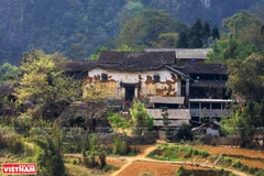 Atractiva casa vietnamita antigua de Ha Gung en meseta rocosa de Dong Van