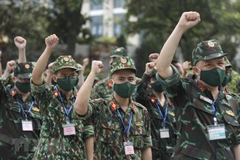Integrantes de la Academia de Medicina Militar de Vietnam muestran su solidaridad y determinación antes de partir hacia las provincias sureñas para apoyar al control pandémico del COVID-19 (Fuente: VNA)
