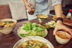 Quintaesencia cultural tradicional de Vietnam atrapada en turismo culinario de Hanoi 