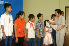 Entrega vicepresidenta vietnamita becas a estudiantes pobres