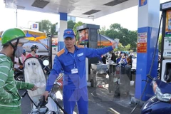  Reducen precio de gasolina en Vietnam