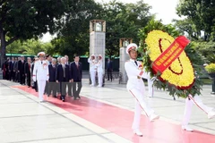 Rinden tributos dirigentes vietnamitas a Ho Chi Minh y héroes caídos