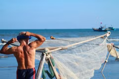 Viaje con “ancianos de hierro” para pescar camarones en mar vietnamita