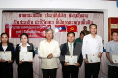 El embajador Nguyen Manh Hung y los cinco cursantes excelentes del curso (Fuente: VNA)