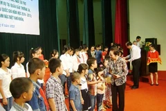 Vicepresidenta concede becas a educandos pobres en Ha Nam
