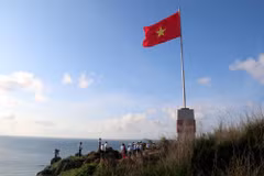 Inauguran asta de bandera en isla de Phu Quy