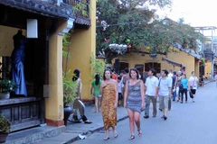 Visitantes caminan en la Villa antigua de Hoi An (Fuente: VNA)