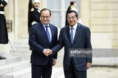Presidente francés se compromete a apoyar progreso de Cambodia