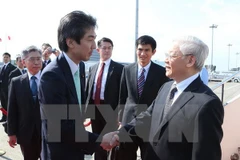 Líder partidista llega a Tokio para iniciar su visita oficial