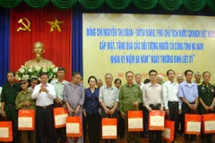 Honran a personas con méritos revolucionarios en Ha Nam
