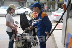 Continúa reducción de precios de combustibles en Vietnam