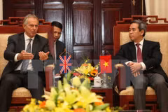 Gobernador del Banco recibe a expremier británico